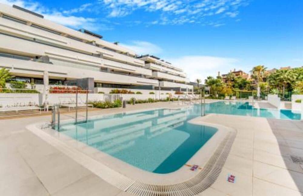 2 sypialnia Penthouse na sprzedaż w Estepona z basenem garażem - 755 000 € (Ref: 8215472)