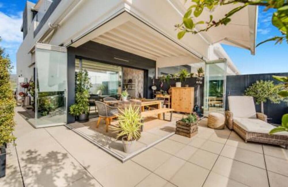 2 sypialnia Penthouse na sprzedaż w Estepona z basenem garażem - 755 000 € (Ref: 8215472)