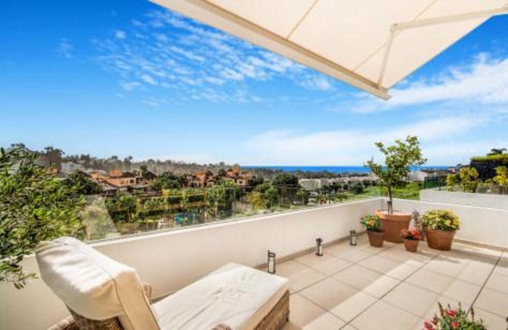 2 sypialnia Penthouse na sprzedaż w Estepona z basenem garażem - 755 000 € (Ref: 8215472)