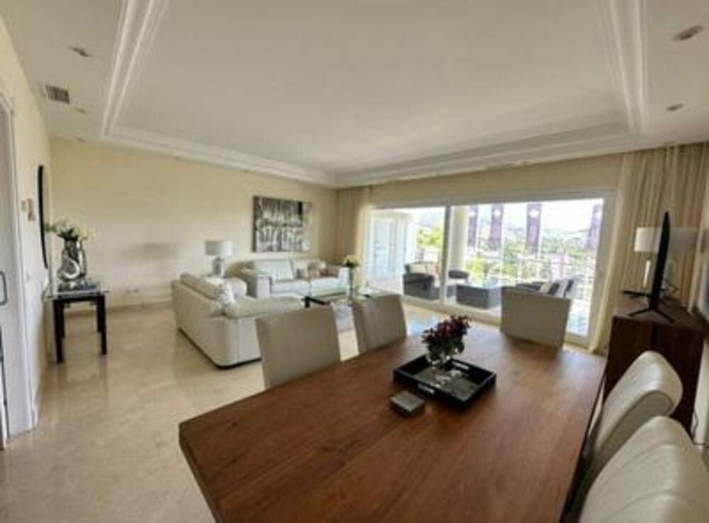 Appartement de 3 chambres à louer à Marbella avec piscine garage - 3 900 € (Ref: 8219809)