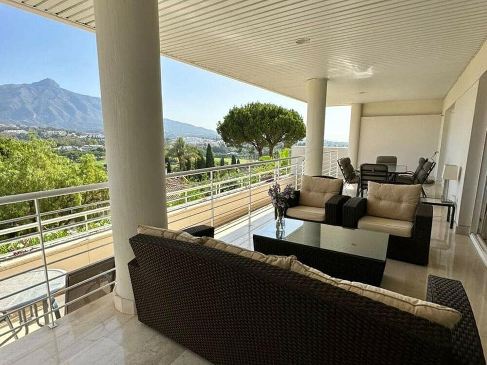 Appartement de 3 chambres à louer à Marbella avec piscine garage - 3 900 € (Ref: 8219809)