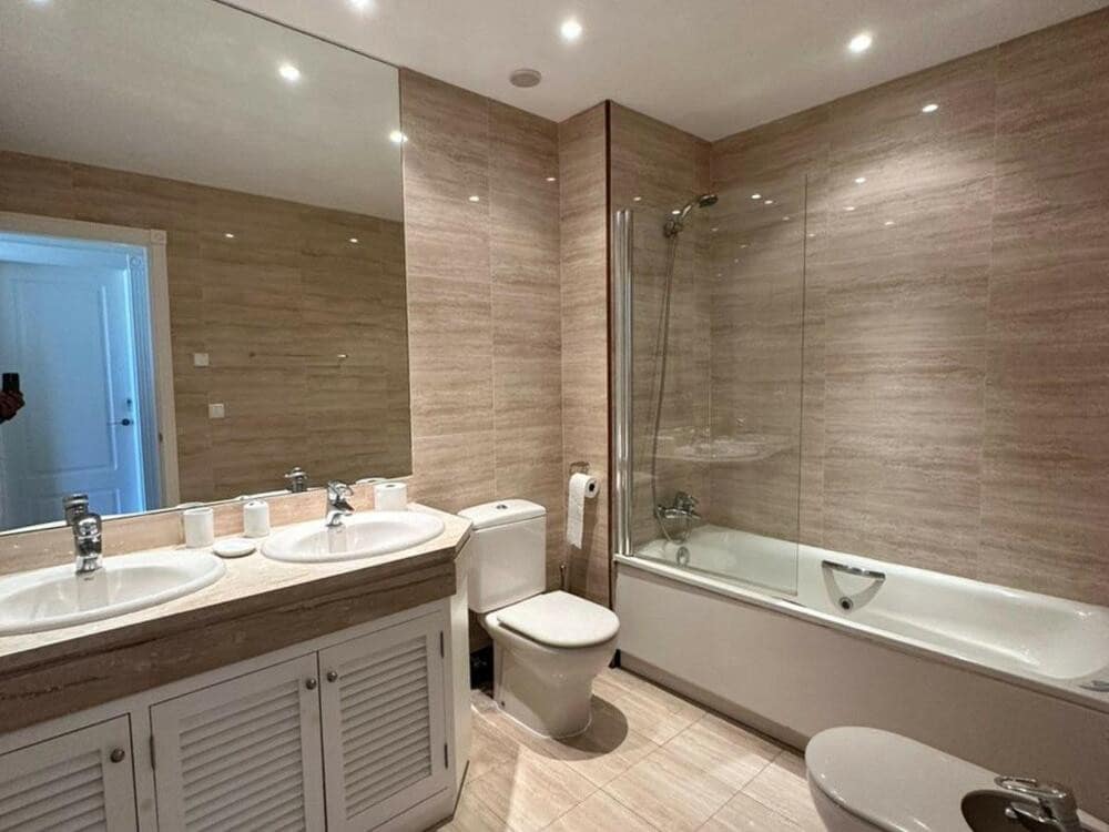 Appartement de 3 chambres à louer à Marbella avec piscine garage - 3 900 € (Ref: 8219809)