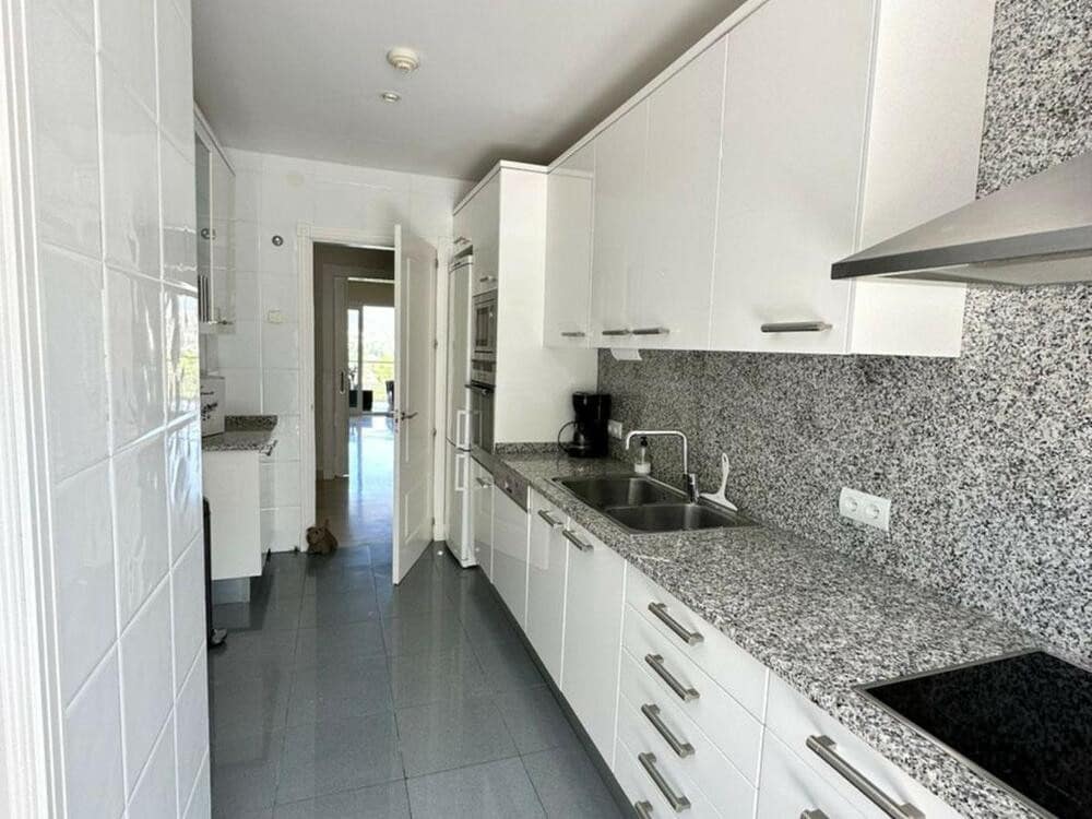 Appartement de 3 chambres à louer à Marbella avec piscine garage - 3 900 € (Ref: 8219809)