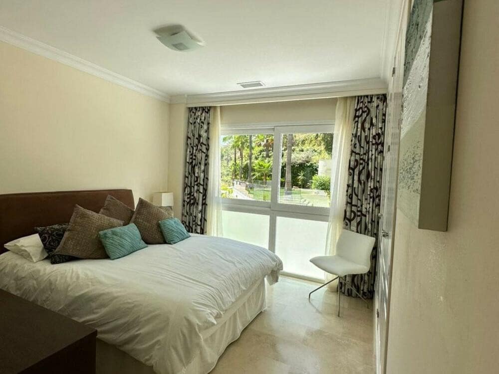 Appartement de 3 chambres à louer à Marbella avec piscine garage - 3 900 € (Ref: 8219809)