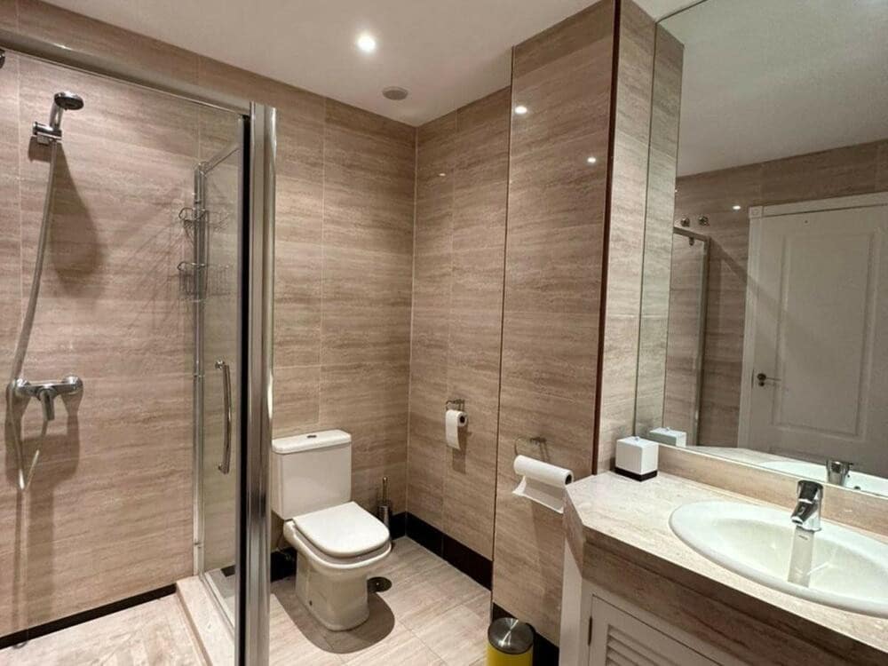 Appartement de 3 chambres à louer à Marbella avec piscine garage - 3 900 € (Ref: 8219809)