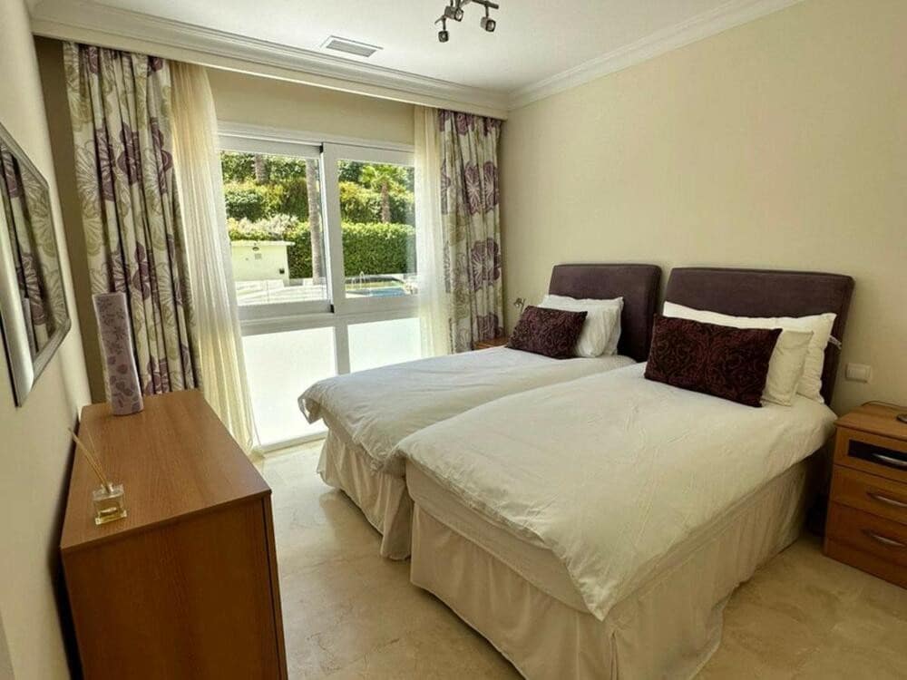 Appartement de 3 chambres à louer à Marbella avec piscine garage - 3 900 € (Ref: 8219809)