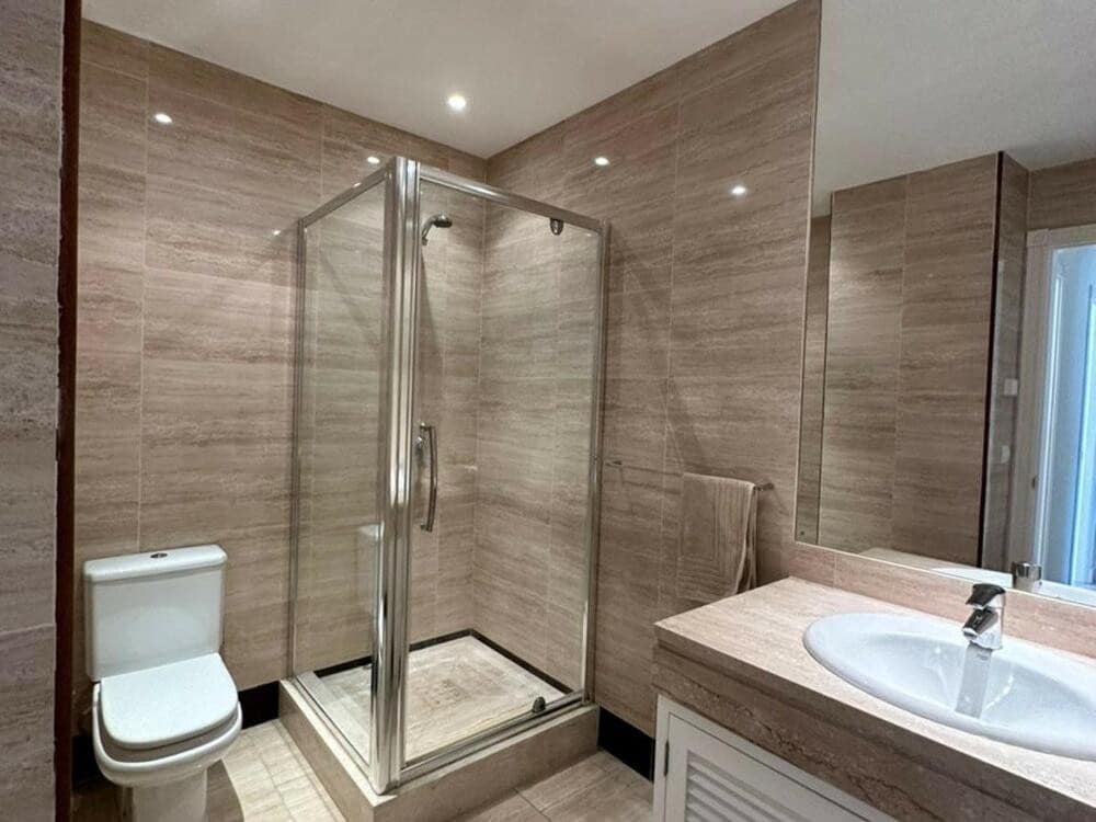 Appartement de 3 chambres à louer à Marbella avec piscine garage - 3 900 € (Ref: 8219809)