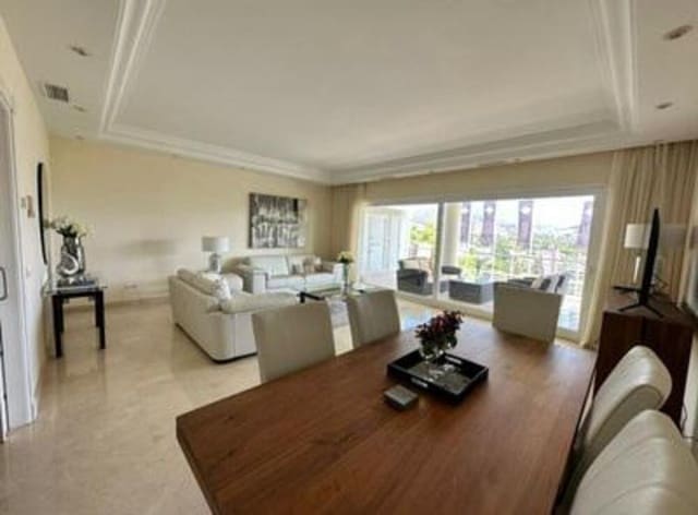 3 soveværelse Lejlighed til leje i Las Brisas, Marbella med swimmingpool garage - € 3.900 (Ref: 8219809)