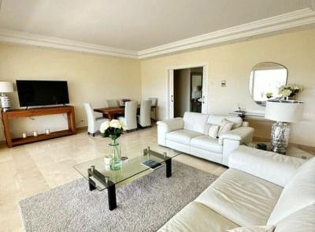 3 soveværelse Lejlighed til leje i Las Brisas, Marbella med swimmingpool garage - € 3.900 (Ref: 8219809)