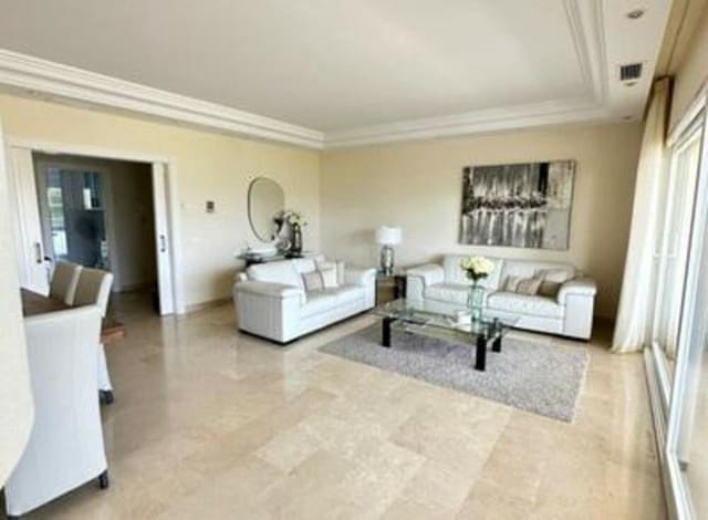 3 soveværelse Lejlighed til leje i Las Brisas, Marbella med swimmingpool garage - € 3.900 (Ref: 8219809)