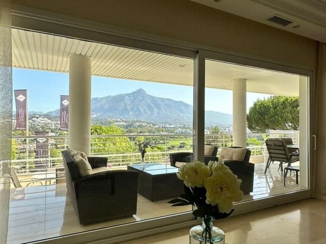 3 soveværelse Lejlighed til leje i Las Brisas, Marbella med swimmingpool garage - € 3.900 (Ref: 8219809)