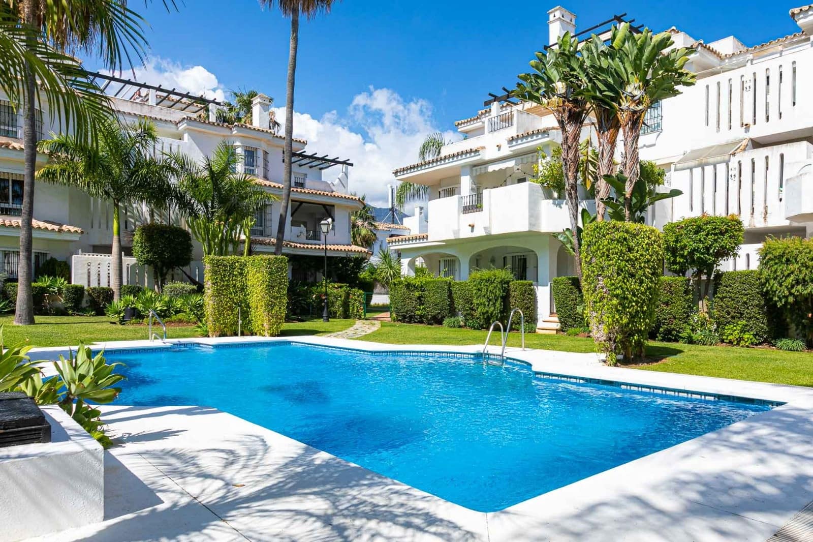 3 sovrum Lägenhet att hyra i Marbella med pool - 3 200 € (Ref: 8232592)