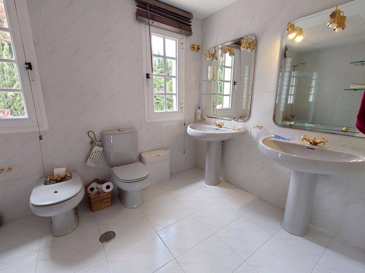 5 sypialnia Willa na kwatery wakacyjne w Marbella z basenem garażem - 8 000 € (Ref: 8258126)