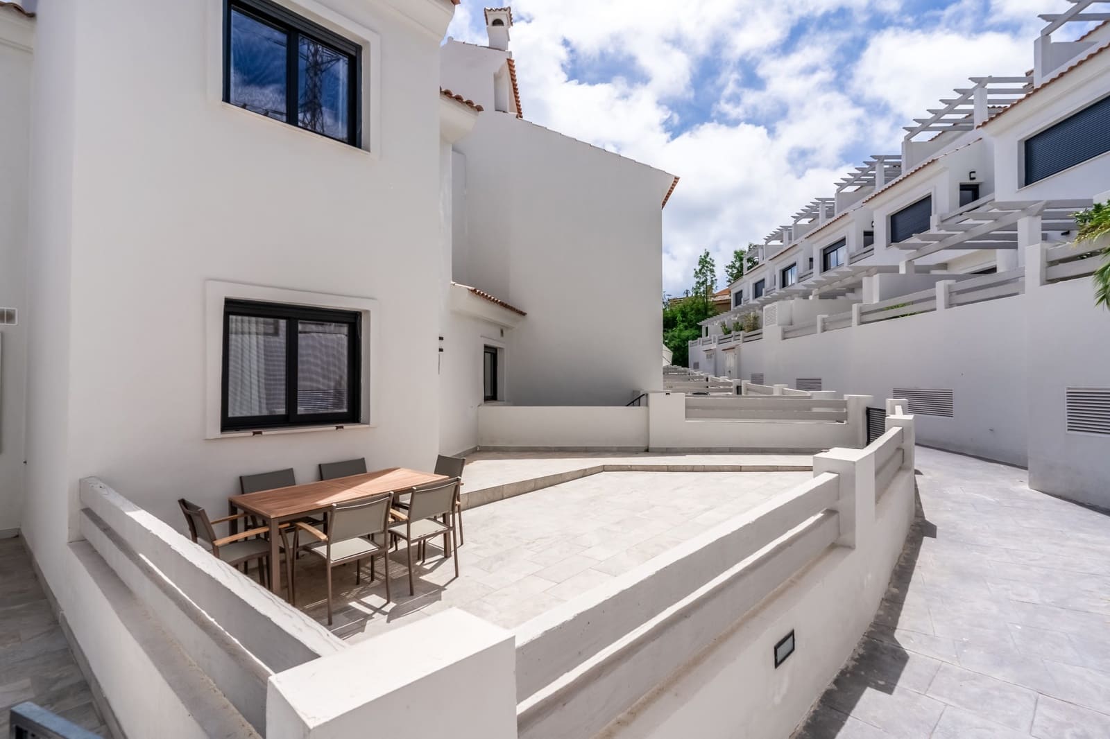 3 quarto Casa em Banda para arrendar em El Paraiso com piscina garagem - 3 200 € (Ref: 8267451)