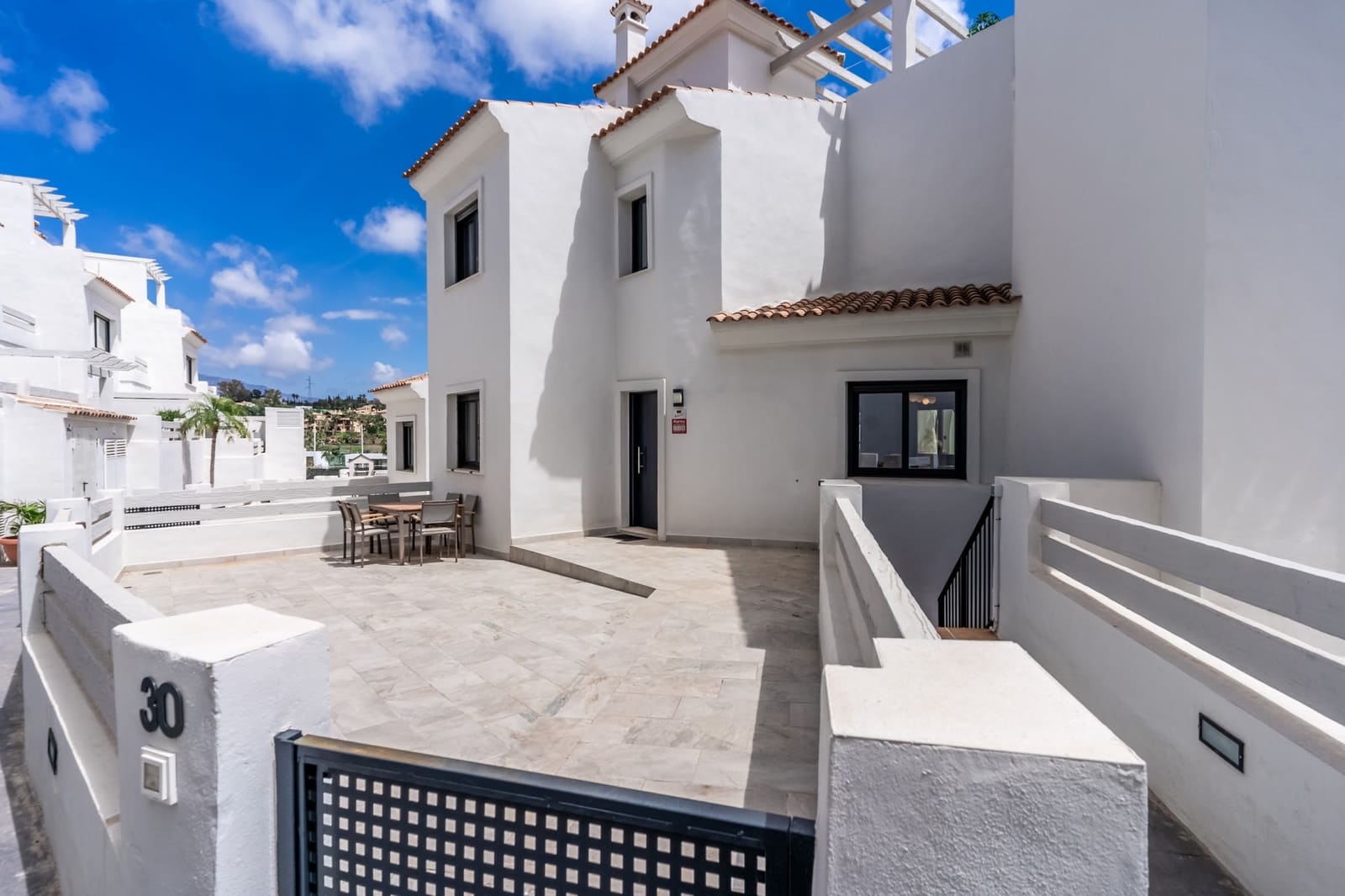 3 quarto Casa em Banda para arrendar em El Paraiso com piscina garagem - 3 200 € (Ref: 8267451)