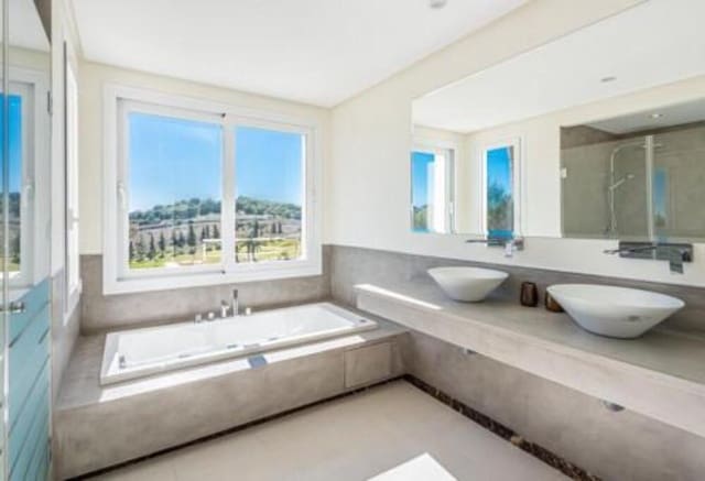 4 bedroom Apartment for rent in El Paraiso, Estepona with pool garage - € 10,000 (Ref: 8267452)