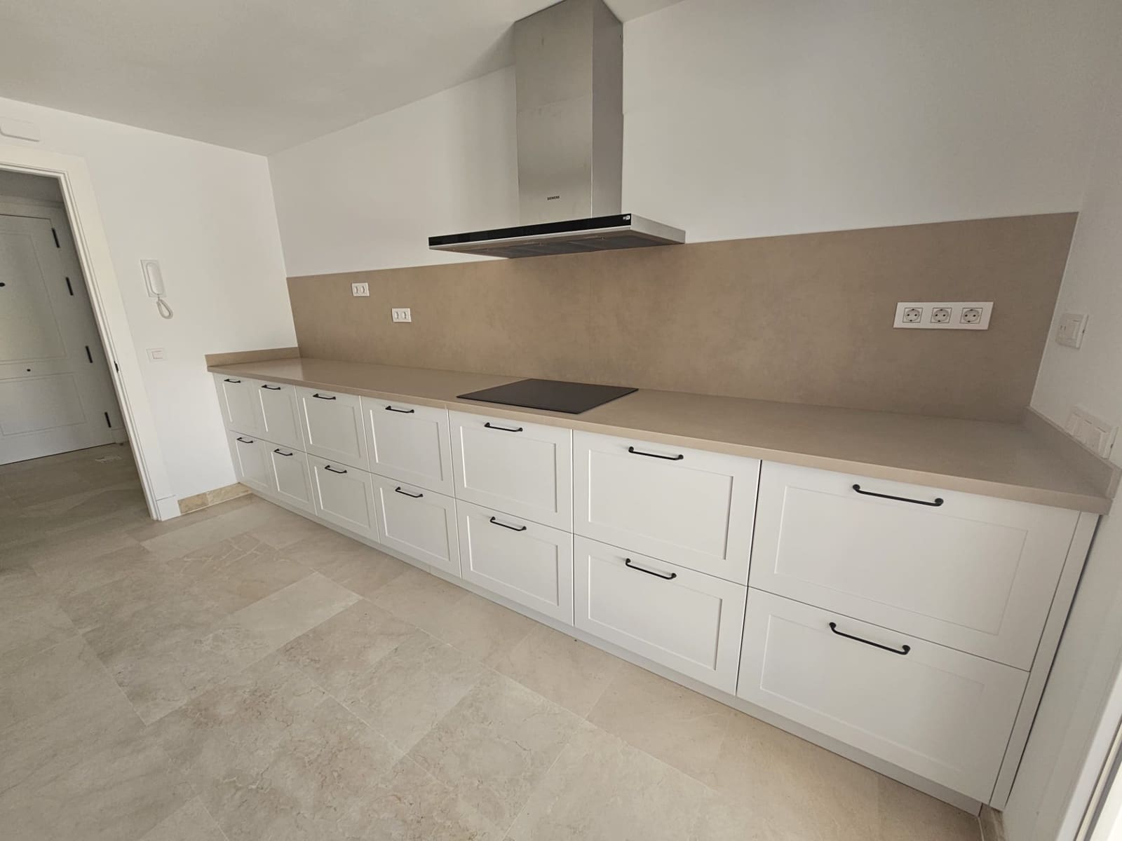 2 soverom Leilighet til salgs i Marbella med svømmebasseng garasje - € 464 000 (Ref: 8297498)