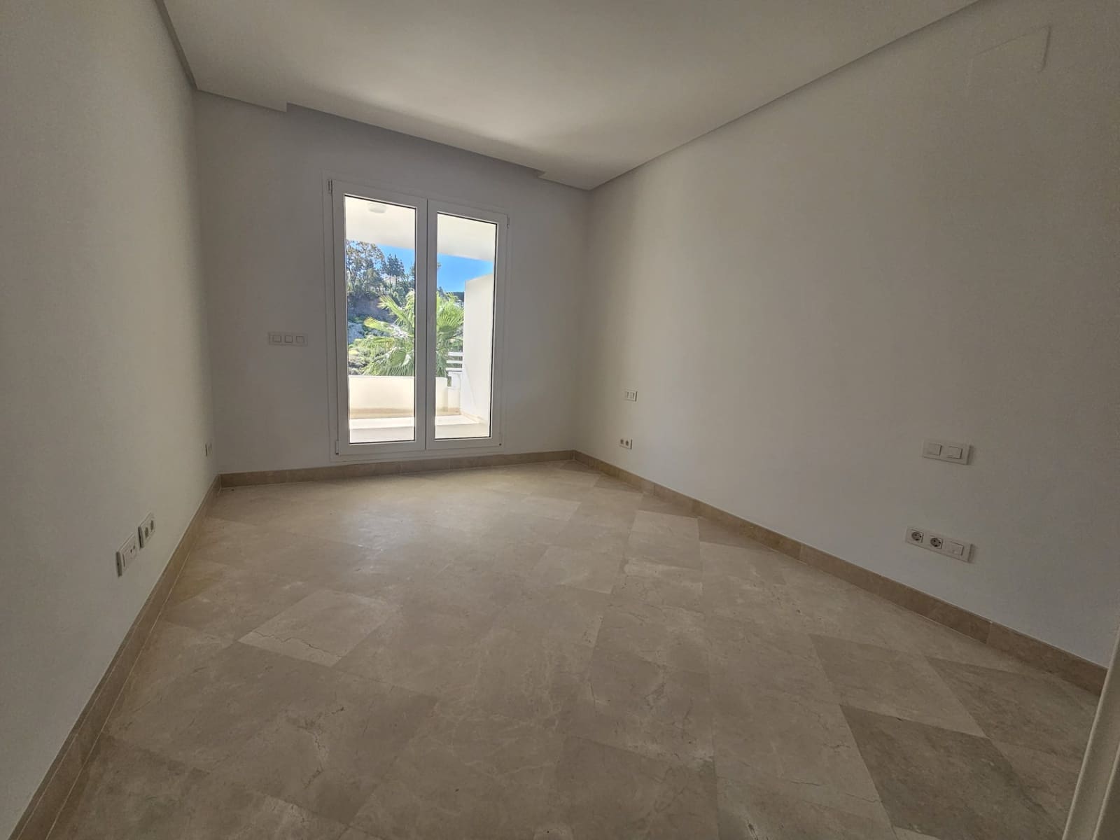 2 soverom Leilighet til salgs i Marbella med svømmebasseng garasje - € 464 000 (Ref: 8297498)