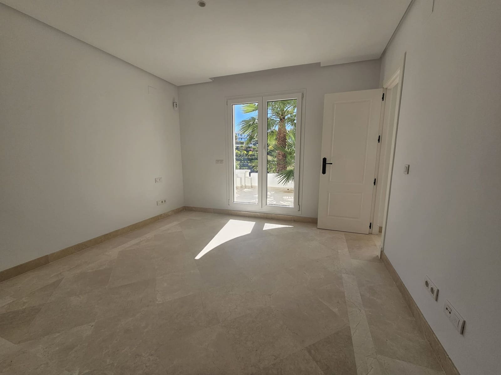 2 soverom Leilighet til salgs i Marbella med svømmebasseng garasje - € 464 000 (Ref: 8297498)