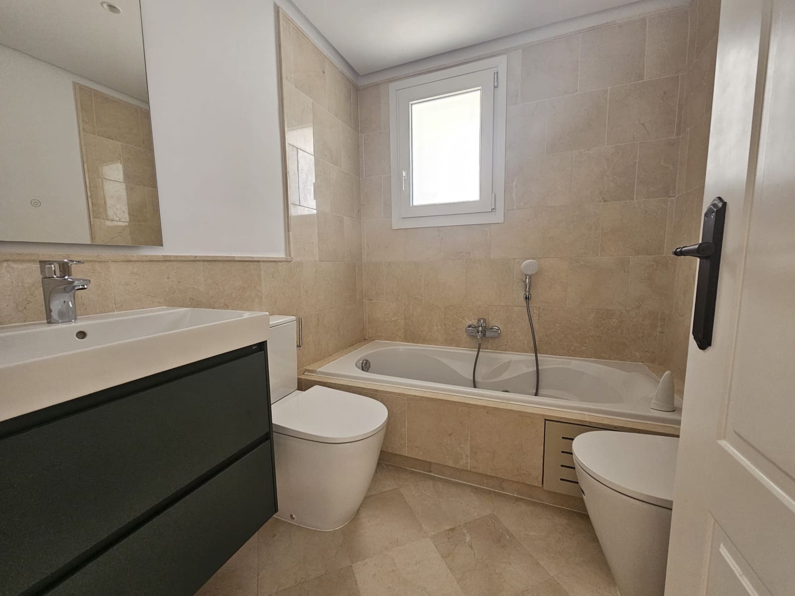 2 soverom Leilighet til salgs i Marbella med svømmebasseng garasje - € 464 000 (Ref: 8297498)