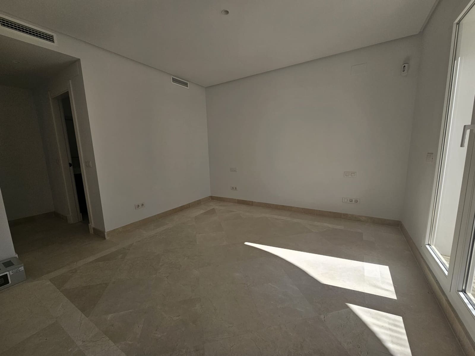 2 soverom Leilighet til salgs i Marbella med svømmebasseng garasje - € 464 000 (Ref: 8297498)