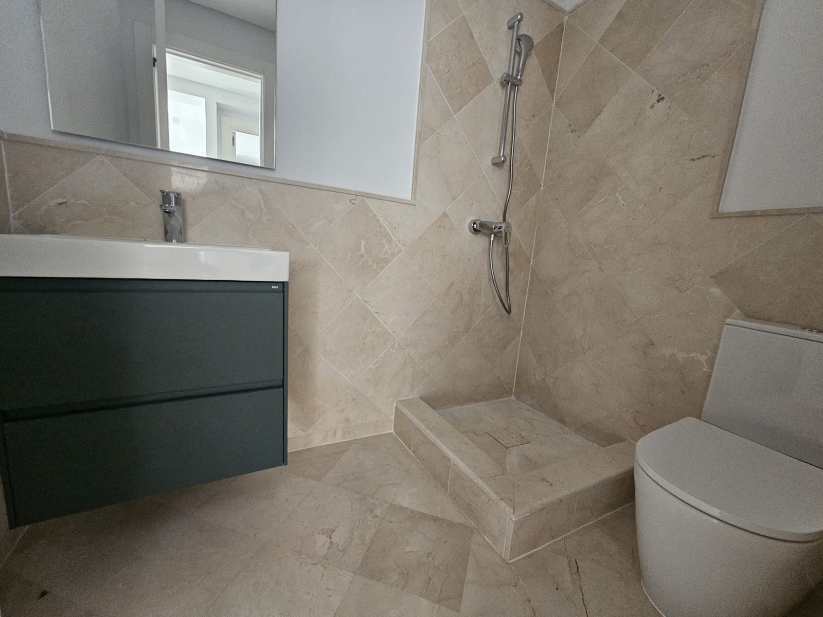 2 soverom Leilighet til salgs i Marbella med svømmebasseng garasje - € 464 000 (Ref: 8297498)