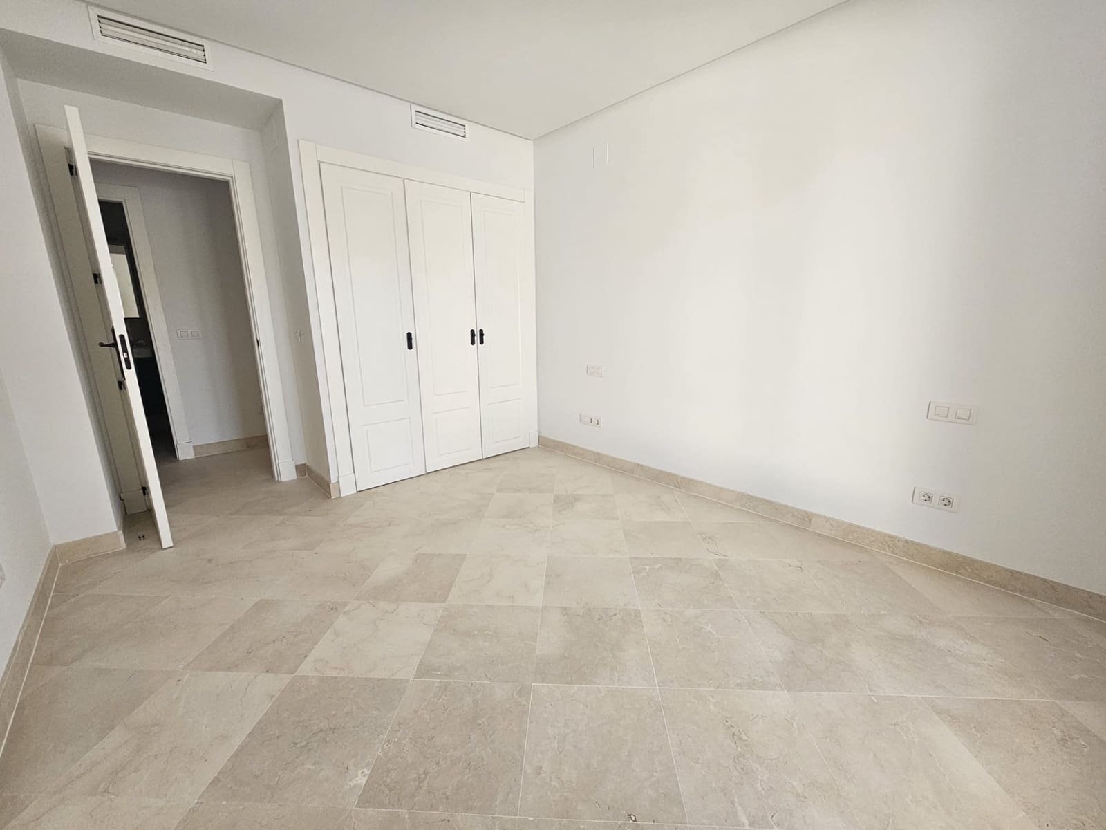 2 soverom Leilighet til salgs i Marbella med svømmebasseng garasje - € 464 000 (Ref: 8297498)