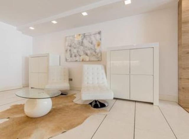 3 soveværelse Strandlejlighed til salg i Puerto Banus, Marbella med swimmingpool garage - € 2.465.000 (Ref: 8302266)