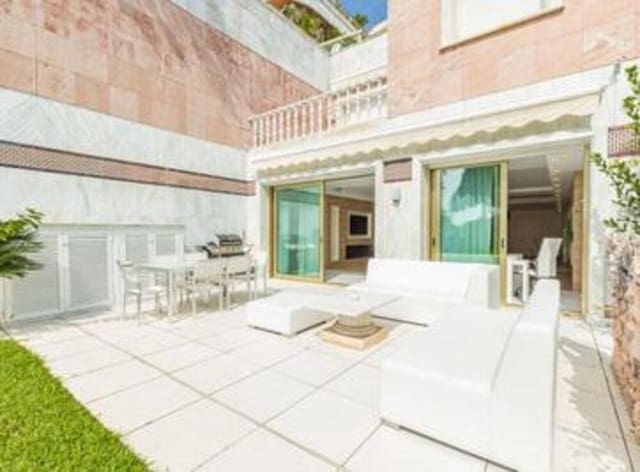 3 soveværelse Strandlejlighed til salg i Puerto Banus, Marbella med swimmingpool garage - € 2.465.000 (Ref: 8302266)