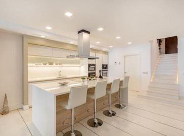3 soveværelse Strandlejlighed til salg i Puerto Banus, Marbella med swimmingpool garage - € 2.465.000 (Ref: 8302266)