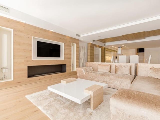 3 soveværelse Strandlejlighed til salg i Puerto Banus, Marbella med swimmingpool garage - € 2.465.000 (Ref: 8302266)