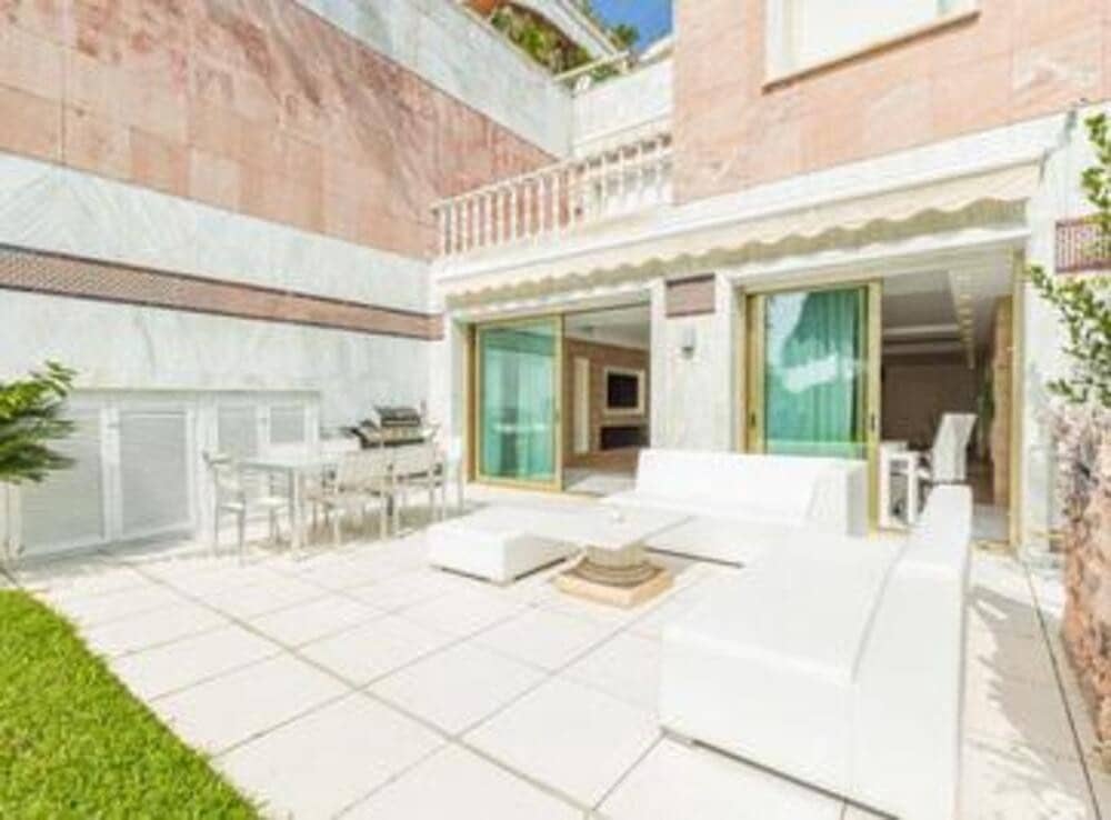 3 bedroom Beach Apartment for rent in Puerto Banus with pool garage - € 8,000 (Ref: 8302267)