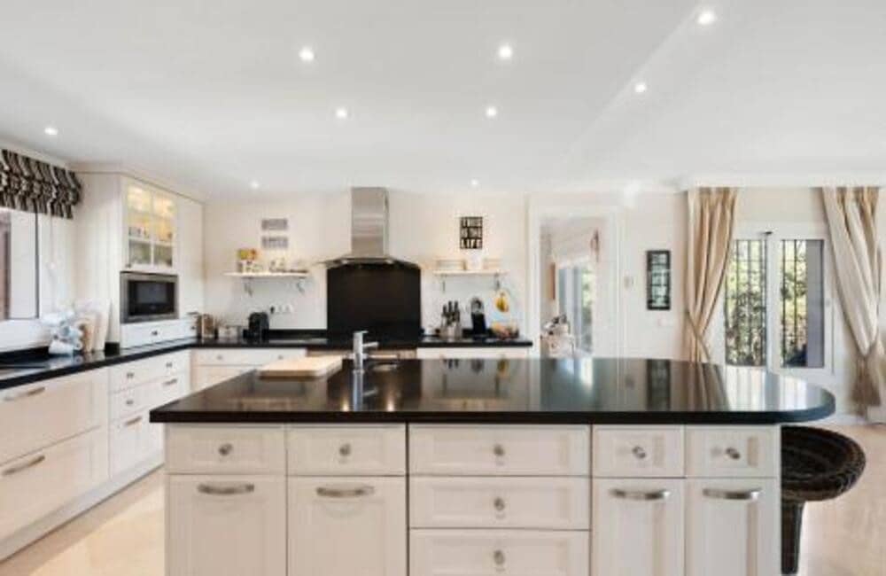 4 sypialnia Willa na sprzedaż w Marbella z basenem garażem - 2 295 000 € (Ref: 8308040)