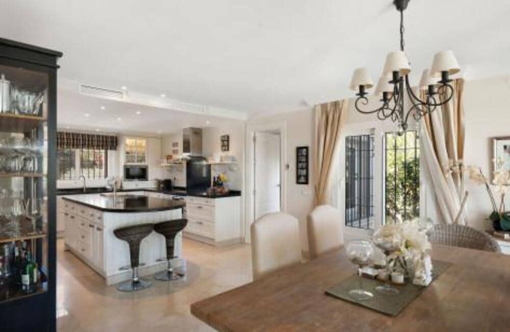 4 sypialnia Willa na sprzedaż w Marbella z basenem garażem - 2 295 000 € (Ref: 8308040)