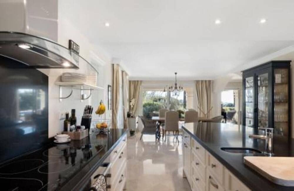 4 sypialnia Willa na sprzedaż w Marbella z basenem garażem - 2 295 000 € (Ref: 8308040)