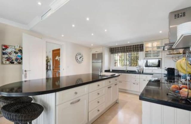 4 sypialnia Willa na sprzedaż w Los Naranjos, Marbella z basenem garażem - 2 295 000 € (Ref: 8308040)