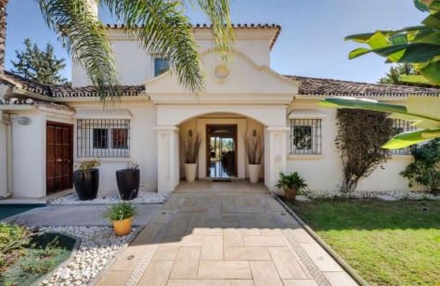 4 sypialnia Willa na sprzedaż w Los Naranjos, Marbella z basenem garażem - 2 295 000 € (Ref: 8308040)
