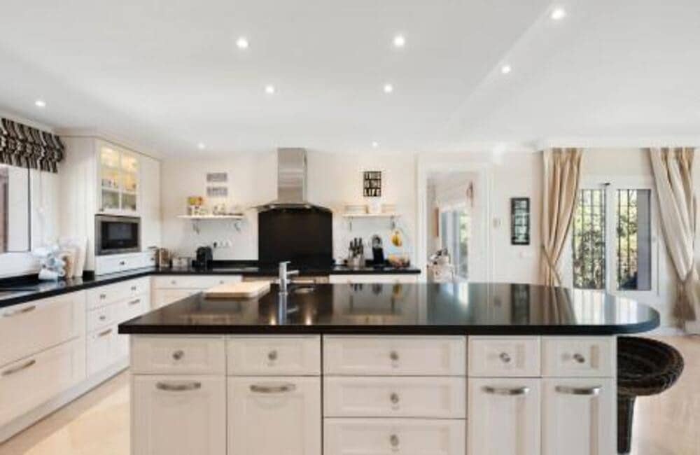4 sypialnia Willa na sprzedaż w Marbella z basenem garażem - 2 295 000 € (Ref: 8308040)