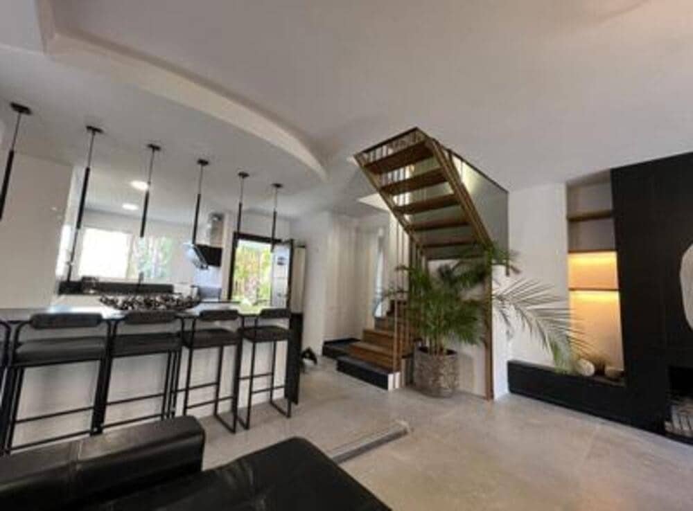 5 quarto Moradia Geminada para arrendar em Nueva Andalucia com piscina garagem - 5 900 € (Ref: 8308042)