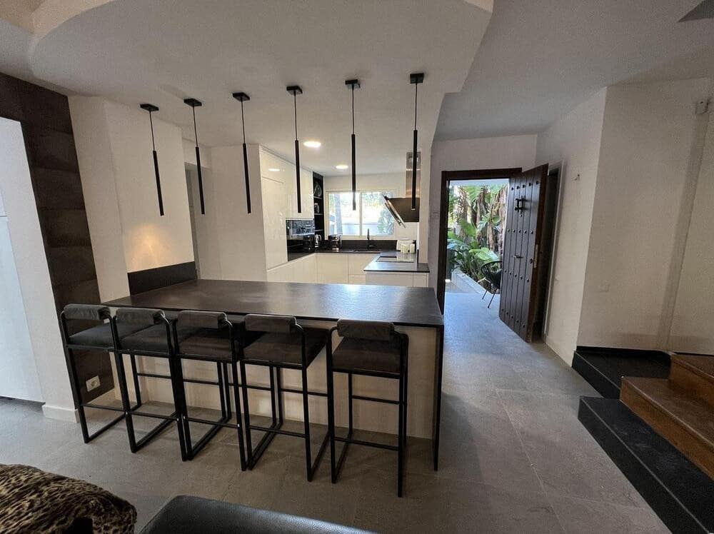 5 quarto Moradia Geminada para arrendar em Nueva Andalucia com piscina garagem - 5 900 € (Ref: 8308042)