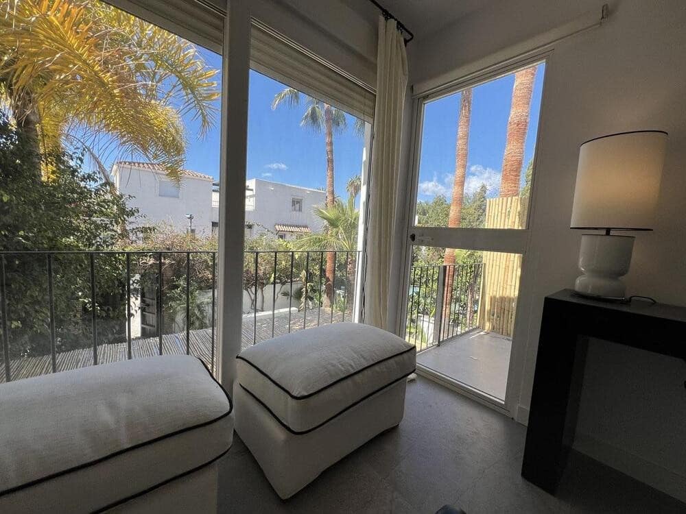 5 quarto Moradia Geminada para arrendar em Nueva Andalucia com piscina garagem - 5 900 € (Ref: 8308042)