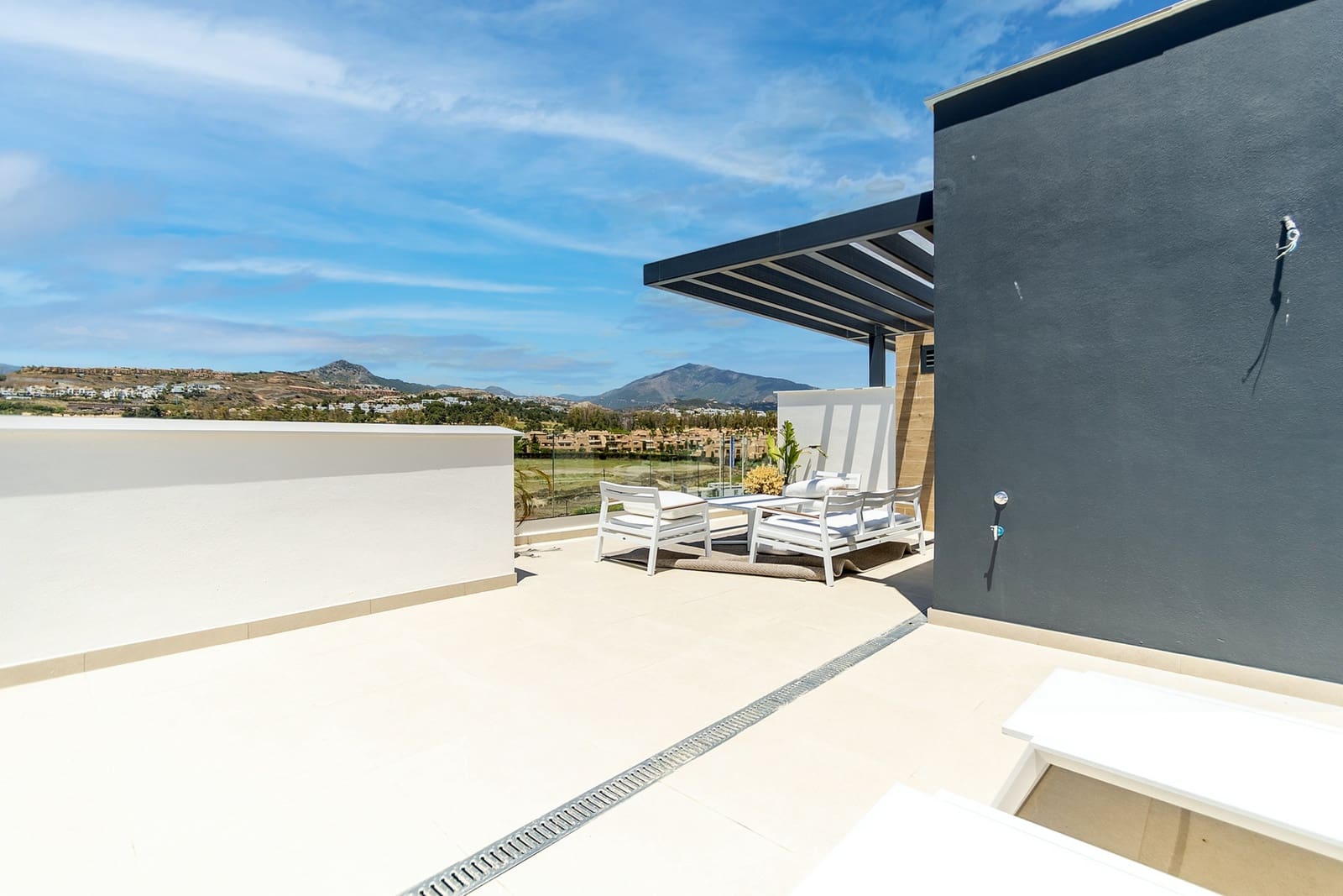 3 soveværelse Semi-Rækkehus til salg i Estepona med swimmingpool garage - € 900.000 (Ref: 8310189)