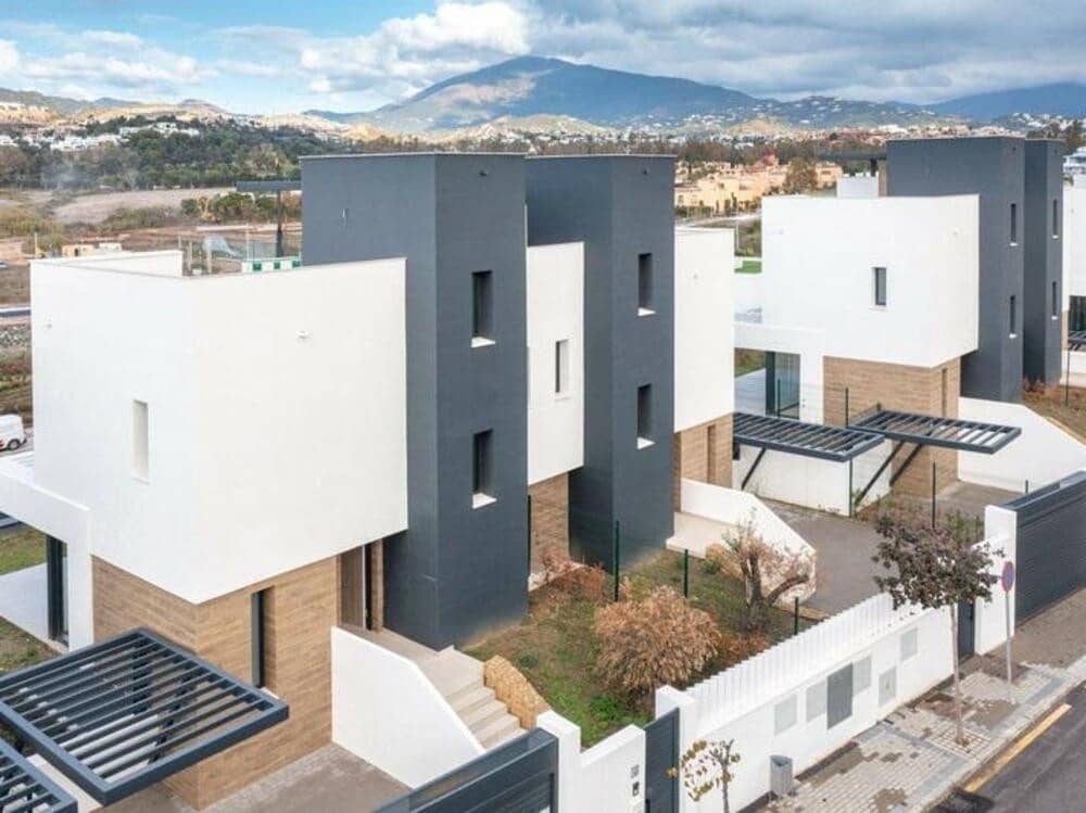 3 slaapkamer Halfvrijstaande villa te koop in Estepona met zwembad garage - € 800.000 (Ref: 8310189)