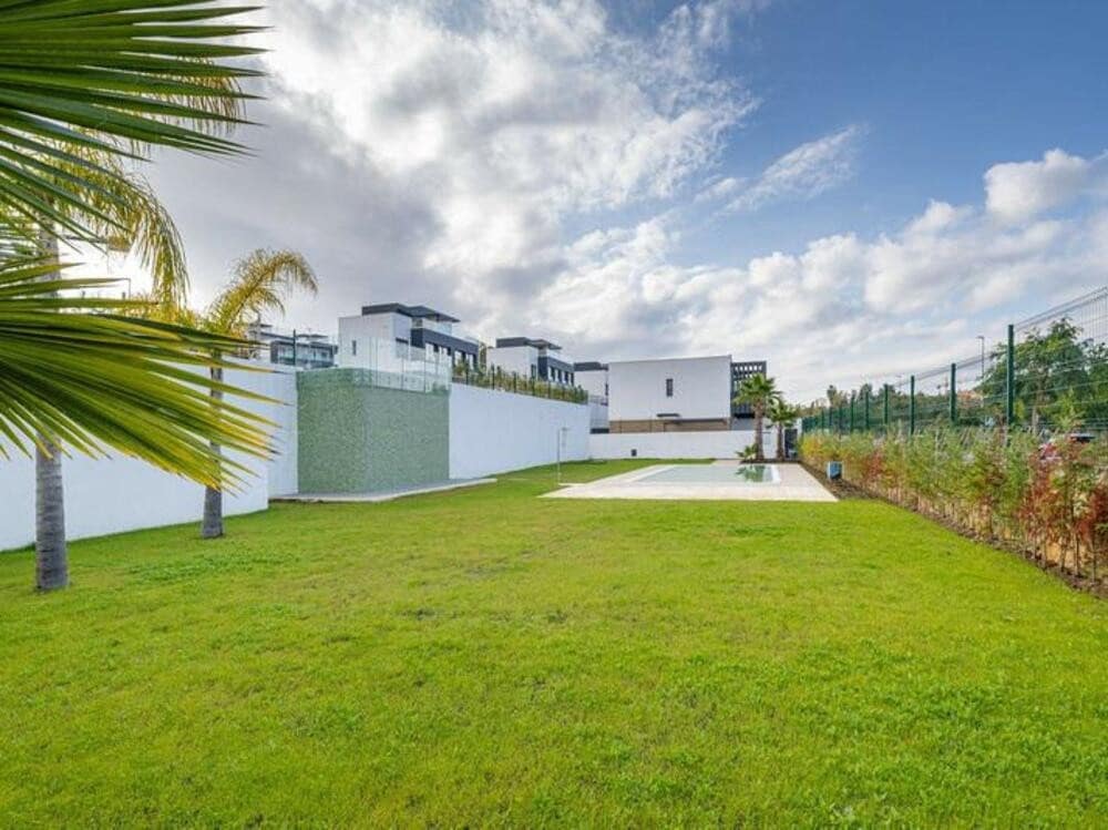 3 slaapkamer Halfvrijstaande villa te koop in Estepona met zwembad garage - € 800.000 (Ref: 8310189)