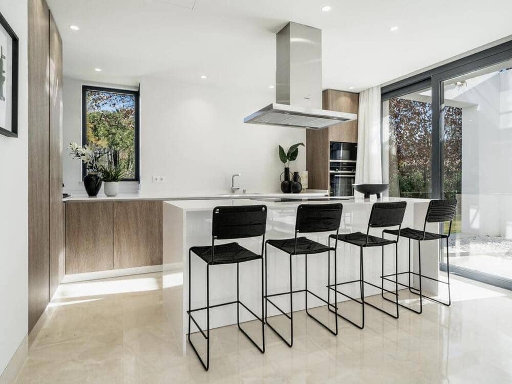 4 soverom Villa til salgs i El Paraiso med svømmebasseng garasje - € 1 995 000 (Ref: 8312884)