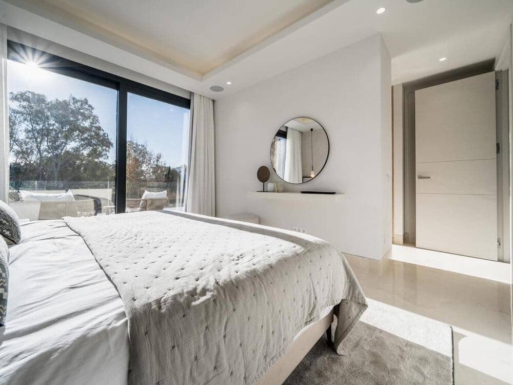 4 soverom Villa til salgs i El Paraiso med svømmebasseng garasje - € 1 995 000 (Ref: 8312884)