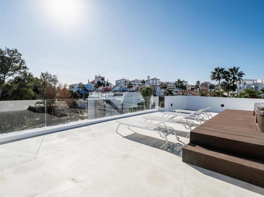 4 soverom Villa til salgs i El Paraiso med svømmebasseng garasje - € 1 995 000 (Ref: 8312884)