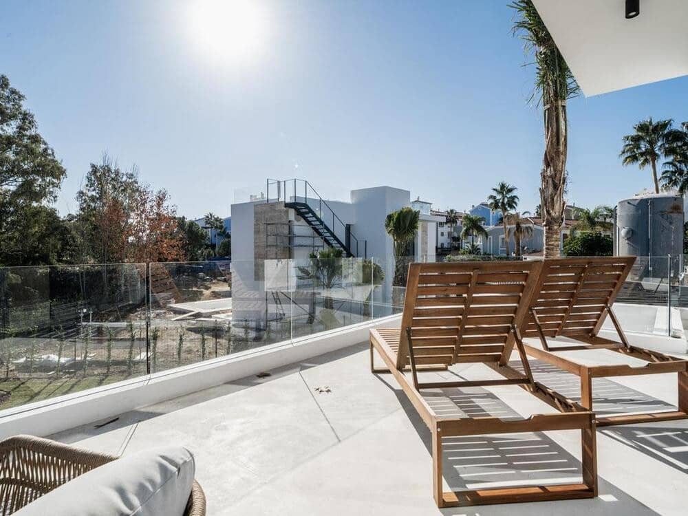 4 soverom Villa til salgs i El Paraiso med svømmebasseng garasje - € 1 995 000 (Ref: 8312884)