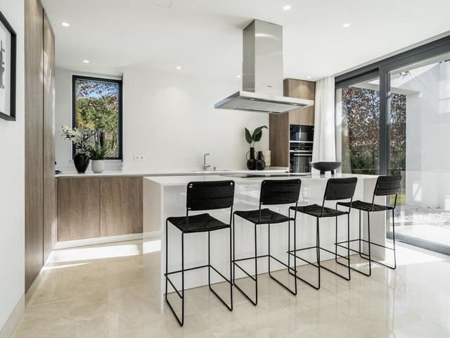 5 slaapkamer Villa te koop in El Paraiso, Estepona met zwembad garage - € 1.950.000 (Ref: 8312884)