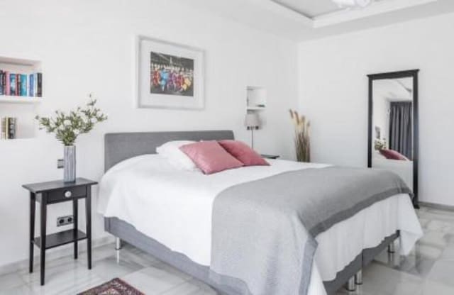 5 soverom Leilighet til leie i Lomas De Marbella, Marbella med svømmebasseng garasje - € 15 000 (Ref: 8312885)